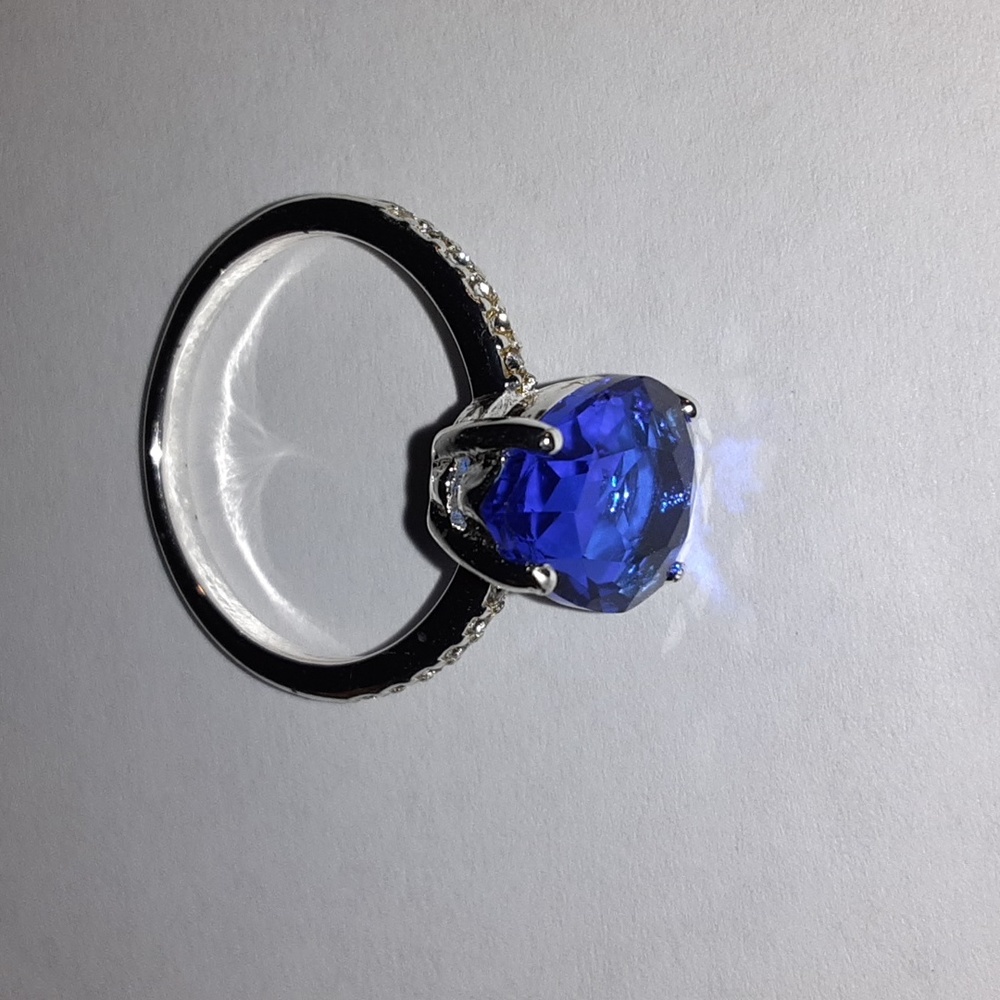 Avon Size 10 Holiday Jewel Cocktail Ring $10